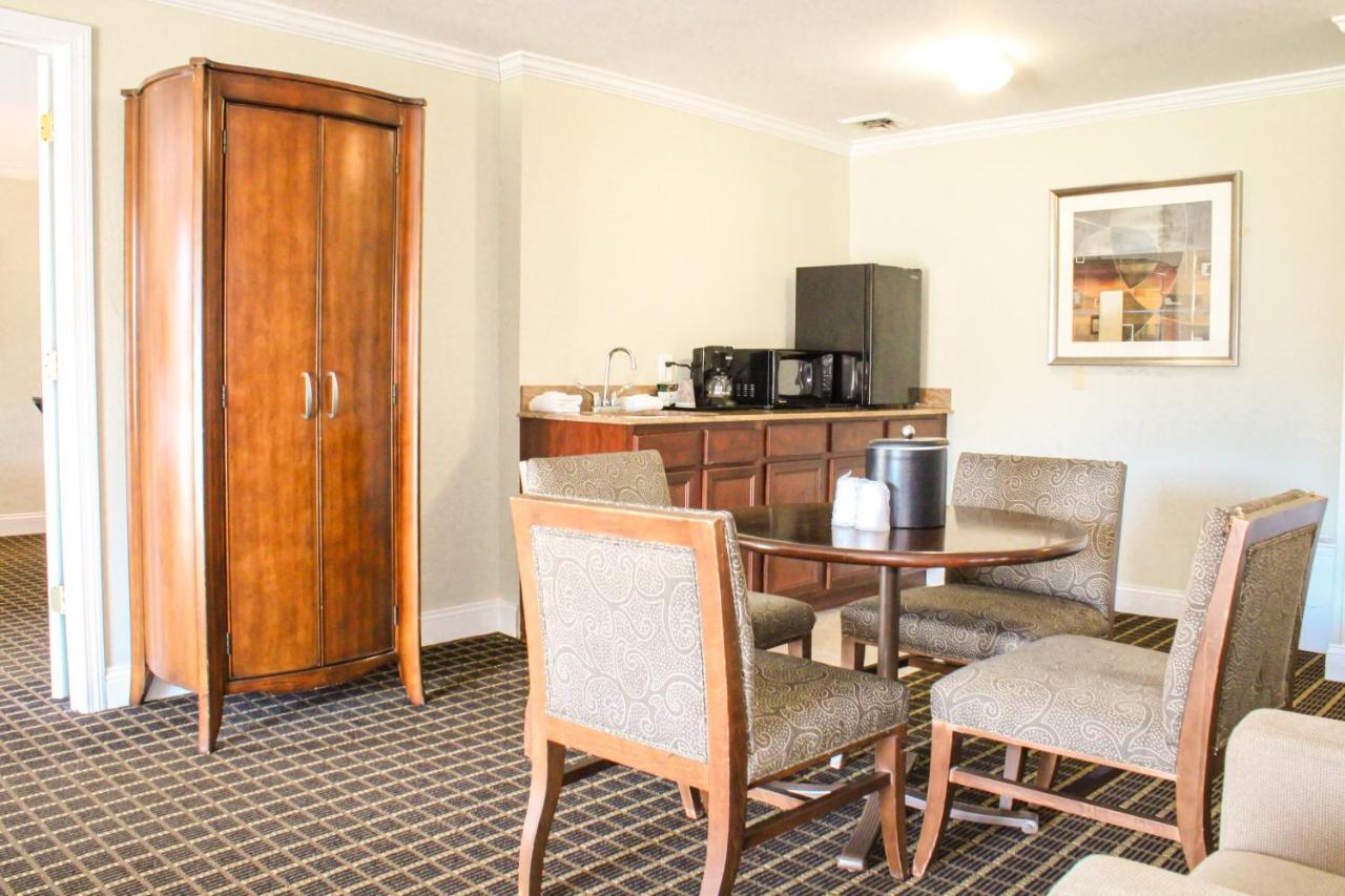 Hotel Cape Cod Irish Village - The Emerald Barnstable